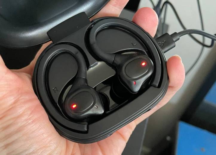 iLive wireless earbuds, the right earbud is on the left side of the case and the left earbud is on the right. 